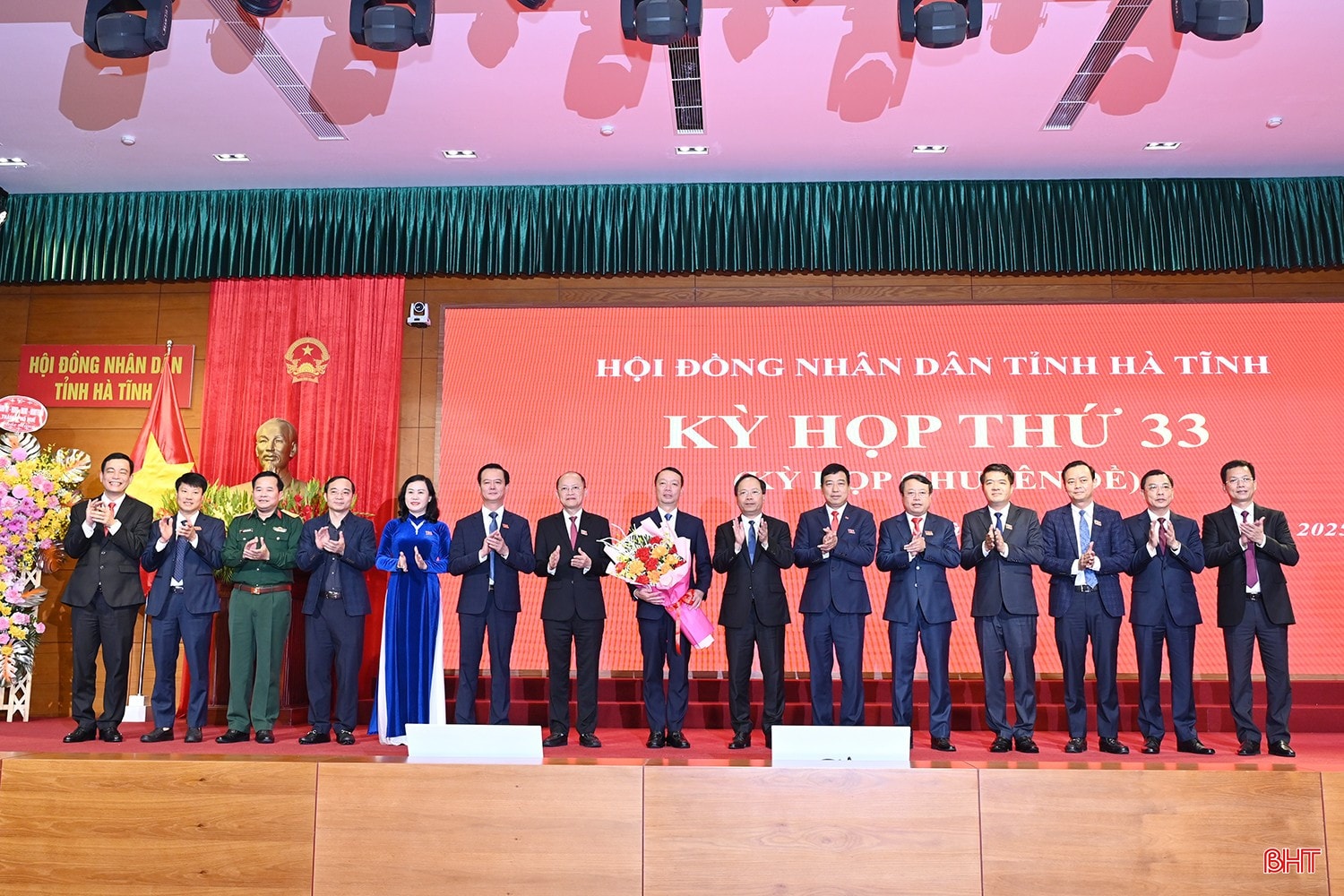 Các đồng chí Ủy viên Ban Thường vụ Tỉnh ủy tặng hoa chúc mừng đồng chí Phan Thiên Định - Phó Bí thư Tỉnh ủy được bầu giữ chức Chủ tịch UBND tỉnh.