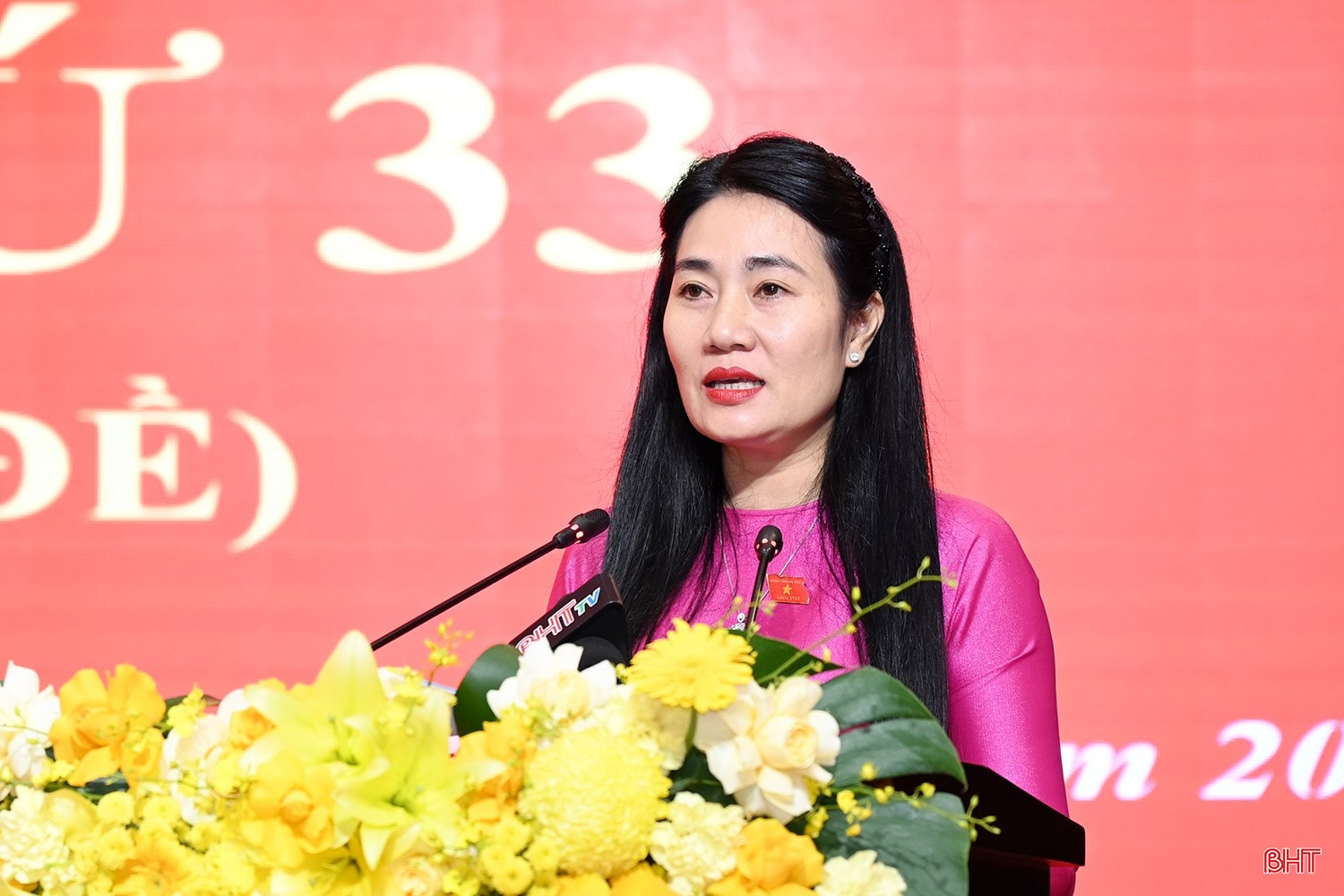 Phó Chủ tịch HĐND tỉnh Nguyễn Thị Việt Hà điều hành một số nội dung tại kỳ họp.