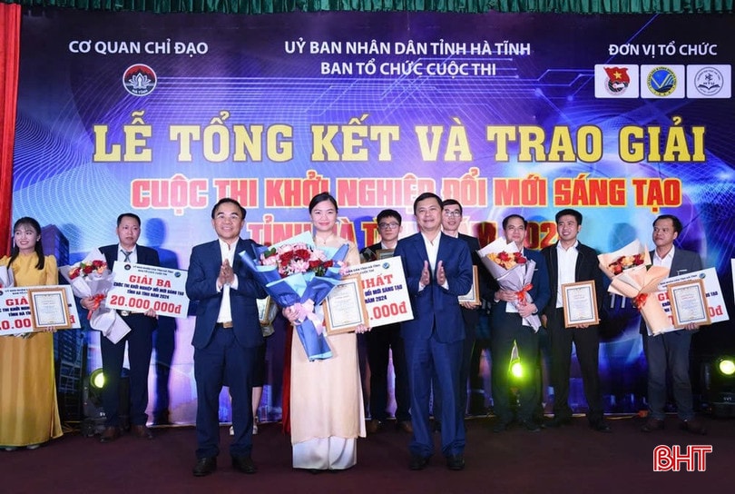 Ban Tổ chức trao giải Cuộc thi khởi nghiệp đổi mới sáng tạo Hà Tĩnh năm 2024. bqbht_br_327f8043da4a6014395b.jpg