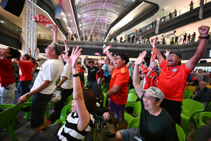 Người hâm mộ Singapore ăn mừng tại Our Tampines Hub, Singapore sau khi đội nhà thắng Hong Kong 2-1 ở lượt năm bảng C vòng loại cuối Asian Cup 2027, trên sân Kai Tak, Hong Kong ngày 18/11/2025. Ảnh: Straits Times.