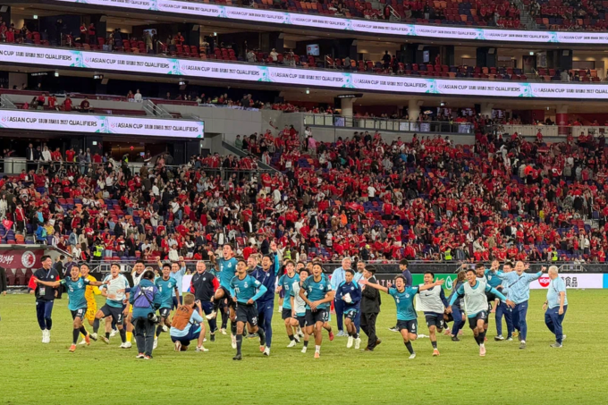 Đội tuyển Singapore mừng tấm vé dự Asian Cup 2027 sau khi thắng Hong Kong 2-1 ở lượt năm bảng C vòng loại cuối Asian Cup 2027, trên sân Kai Tak, Hong Kong ngày 18/11/2025. Ảnh: Straits Times.