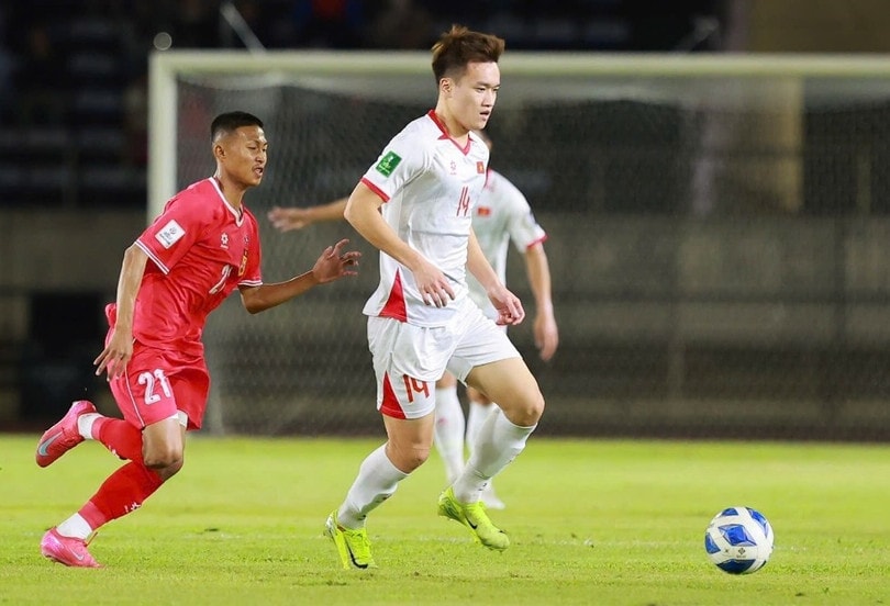 Tuyển Việt Nam gặp khó trước hàng thủ số đông của Lào. Ảnh: Hải Hoàng.