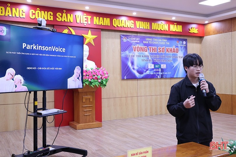 Em Lê Nguyên Phương (quê xã Đức Minh, tỉnh Hà Tĩnh) - sinh viên Học viện Tài chính, đại diện cho nhóm tác giả các trường Đại học Ngoại thương, Mở Hà Nội, Bách Khoa Hà Nội, Học viện Tài chính, trình bày dự án ParkinsonVoice ứng dụng trí tuệ nhân tạo để phân tích giọng nói tiếng Việt, phát hiện sớm bệnh Parkinson - phương pháp không xâm lấn, chi phí thấp, dễ sử dụng tại nhà. bqbht_br_khoi-nghiep-5.jpg