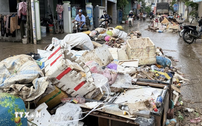Hàng trăm tấn rác trôi dạt trong vùng ngập lũ của phường Tuy Hòa. (Ảnh: Tường Quân/TTXVN) 2311-dak-lak-khac-phuc-hau-qua-mua-lu-5.jpg