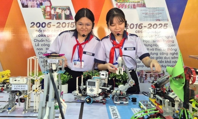 Học sinh trình bày mô hình TP HCM sau sáp nhập được tạo bằng lego tại triển lãm kỷ niệm 50 năm ngành giáo dục, ngày 18/11. Ảnh: Chân Phúc