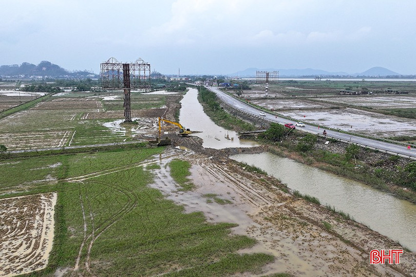 Giao thông qua cánh đồng của thôn Xuân Hồng 7 và Xuân Hồng 8 bị bqbht_br_aa.jpg