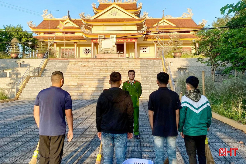 Công an xã Vũ Quang tiếp tục áp dụng biện pháp lao động công ích, tổ chức đều đặn duy trì mỗi tuần một lần với các em 