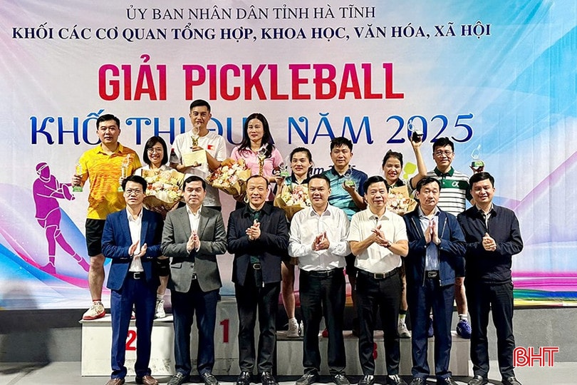 Kết thúc giải đấu, ban tổ chức đã trao 2 giải nhất, 2 giải nhì và 4 giải ba cho đôi nam và đôi nam nữ xuất sắc. bqbht_br_z7274243146672-ed650810a9e3fa3e2a3e99c6cf430453-8927.jpg