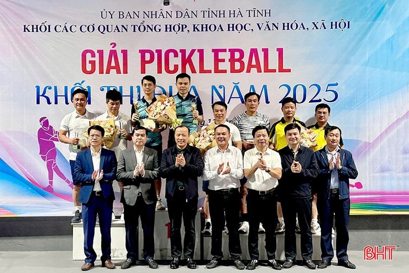 Trong đó, giải nhất đôi nam thuộc về vận động viên đơn vị Văn phòng UBND tỉnh; giải nhất đôi nam nữ thuộc về vận động viên đơn vị Sở Ngoại vụ. bqbht_br_z7274243134522-c3bab1dde91bae3dccb56a5f4561a477-1908.jpg