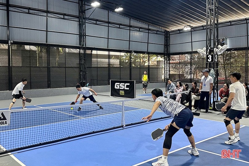 Giải đấu năm nay thu hút được sự hưởng ứng tham gia của các đơn vị trong Khối với 28 vận động viên. Các vận động viên bốc thăm, chia bảng và tham gia thi đấu với 2 nội dung: đôi nam và đôi nam - nữ. bqbht_br_z7274243151680-d0f49758c38d3be58bfc1c440926d057.jpg