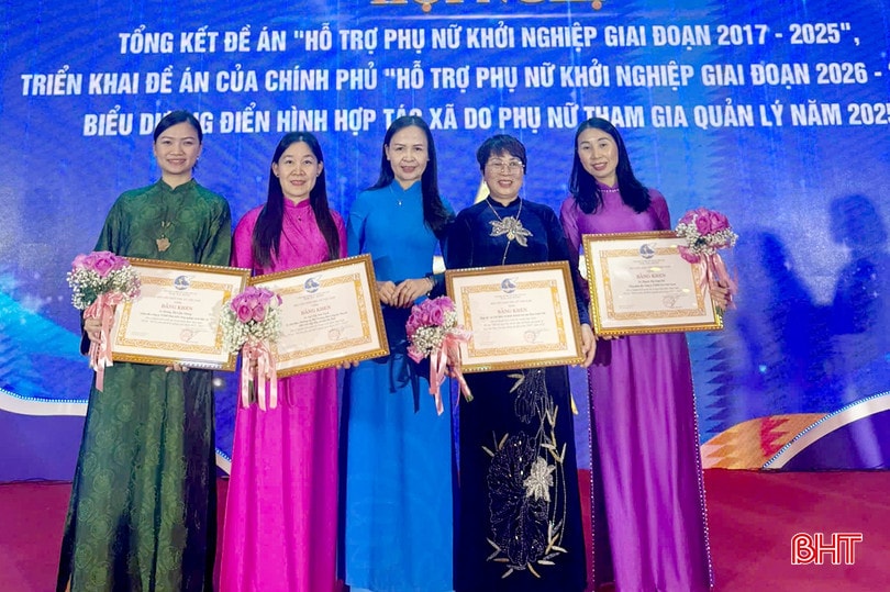 Phó Chủ tịch MTTQ tỉnh - Chủ tịch Hội LHPN tỉnh Nguyễn Thị Lệ Hà chụp ảnh lưu niệm với các tập thể, cá nhân của Hà Tĩnh được vinh danh tại hội nghị.