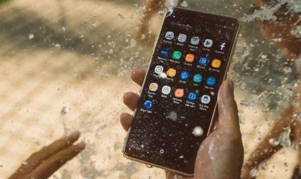 Điện thoại bị rơi xuống nước hoặc ngấm nước