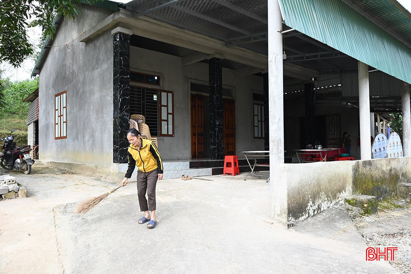 Cùng với nguồn hỗ trợ từ chương trình xóa nhà tạm, nhà dột nát, bà Hà nay đã có cơ ngơi ổn định, ấm cúng. bqbht_br_3.jpg