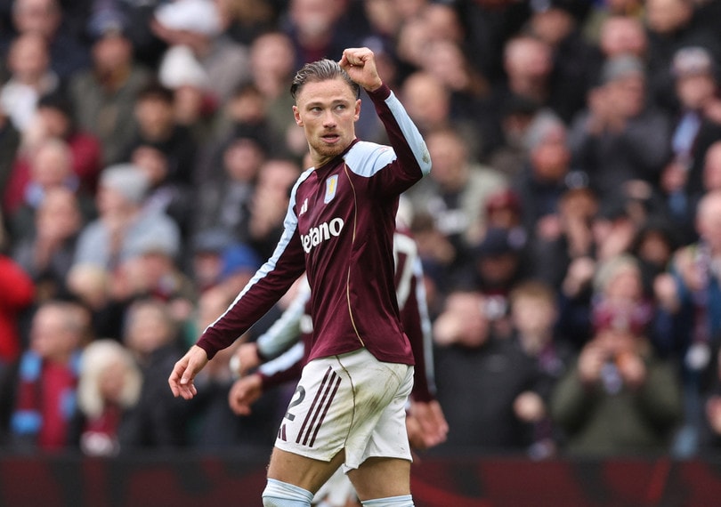 Cash mở tỷ số hiệp một.