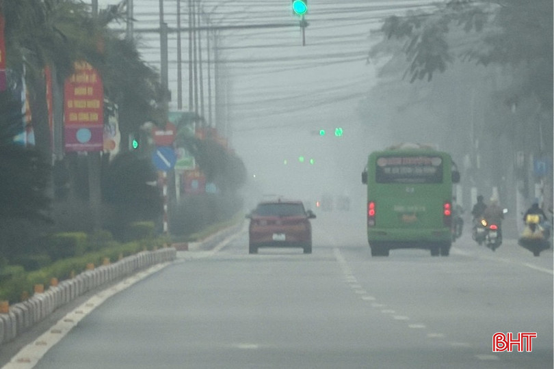 Nhiều người dân cho biết, cũng khá lâu rồi mới thấy sương mù dày đặc và kéo dài như vậy, buộc họ phải di chuyển chậm hơn thường lệ, thậm chí có đoạn phải dừng lại để quan sát kỹ hơn. bqbht_br_co-anh-cms-4.jpg