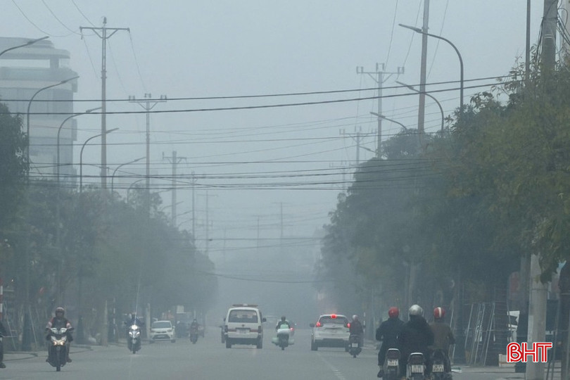 Do sương mù dày đặc nên tầm nhìn xa giảm xuống dưới 100m, có những nơi tầm nhìn chỉ còn 20 đến 30m, gây khó khăn cho việc tham gia giao thông. bqbht_br_co-anh-cms-2.jpg