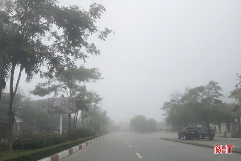 Theo ghi nhận, từ khoảng 5 giờ 45 phút, sương mù bắt đầu xuất hiện và ngày càng lan rộng, đặc biệt tại đô thị trung tâm Hà Tĩnh và các tuyến quốc lộ, tỉnh lộ. bqbht_br_co-anh-cms-1.jpg