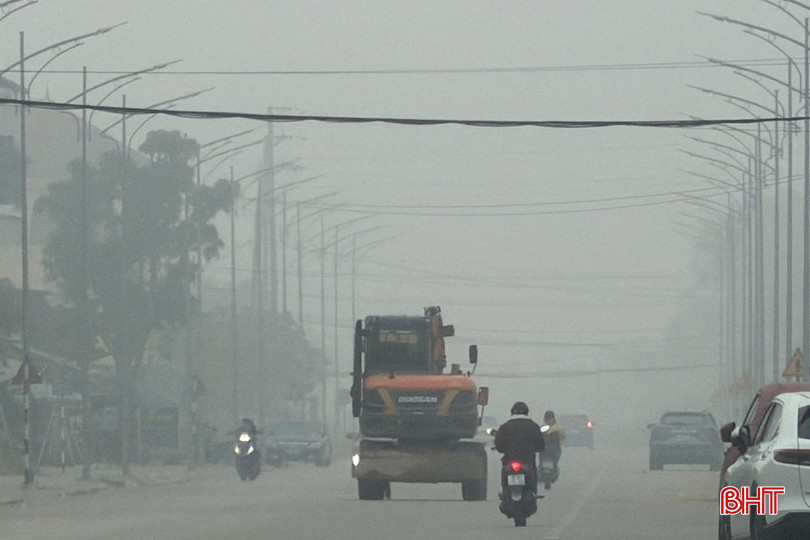 Để đảm bảo an toàn, hầu hết người điều khiển ô tô, xe máy đều phải bật đèn chiếu sáng, đèn sương mù, đồng thời giảm tốc độ tối đa và giữ khoảng cách an toàn. bqbht_br_co-anh-cms-5.jpg