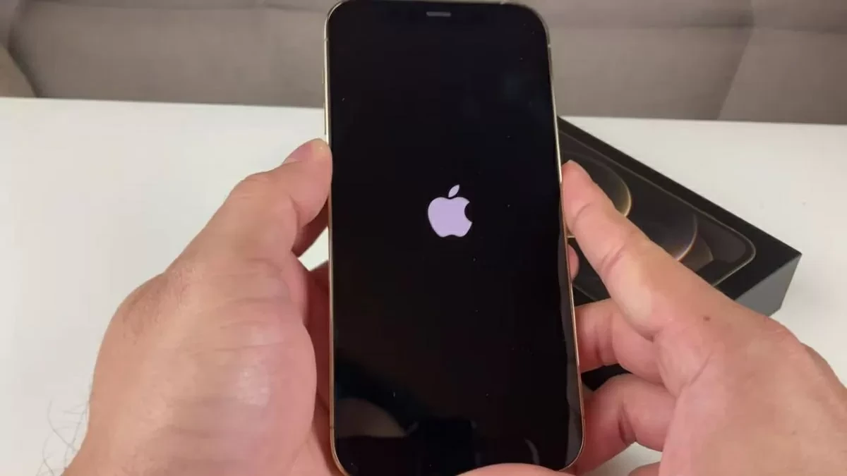 Khởi động lại iPhone.