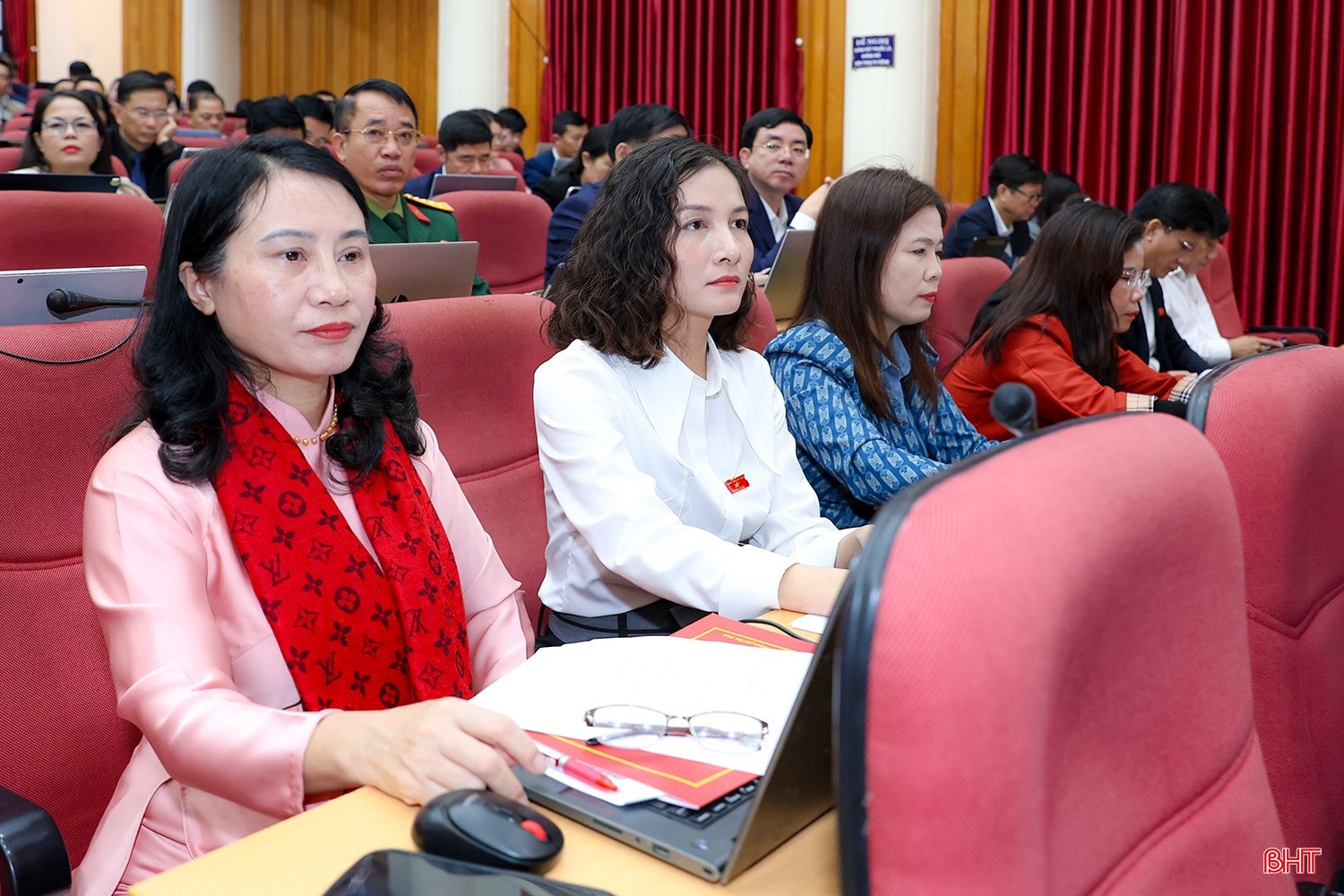 Đại biểu tham dự kỳ họp bqbht_br_a-dai-bieu-hoi-dong-1img-0483.jpg