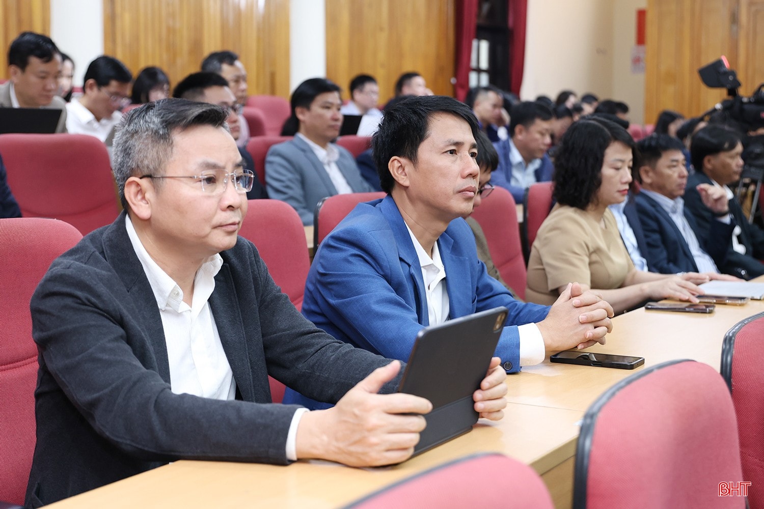 Đại biểu tham dự kỳ họp bqbht_br_a-dai-bieu-nghe-2img-0410.jpg