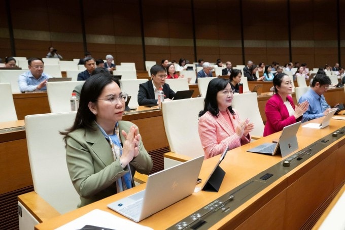 Đại biểu biểu quyết thông qua dự án luật tại Quốc hội sáng 10/12. Ảnh: Hoàng Phong