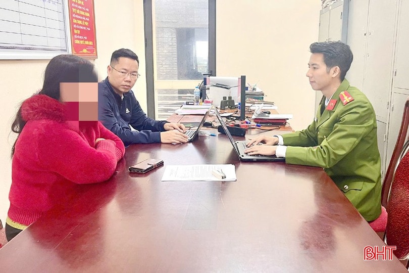 Người nhà anh Đ.V.H trình bày sự việc với Công an xã Kỳ Hoa. bqbht_br_k1.jpg