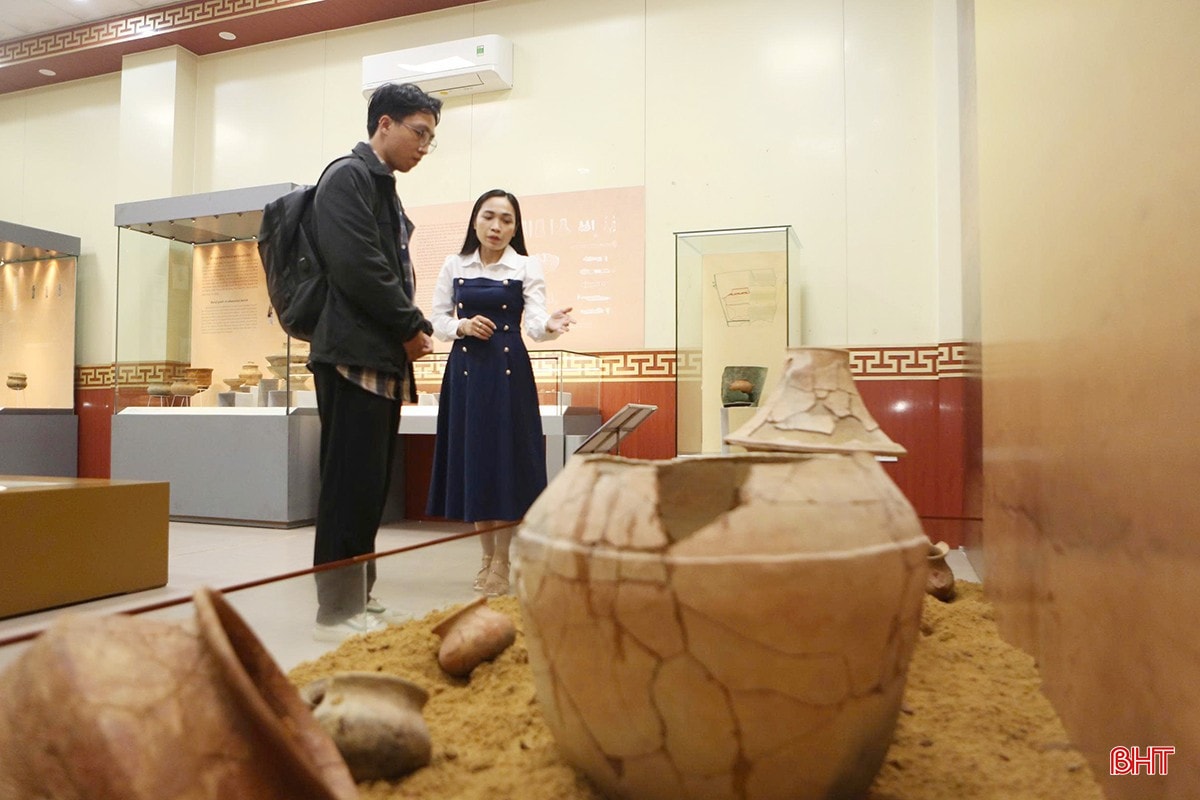 Cán bộ Bảo tàng Hà Tĩnh giới thiệu với du khách tham quan về các cổ vật lưu giữ tại bảo tàng. bqbht_br_m6.jpg