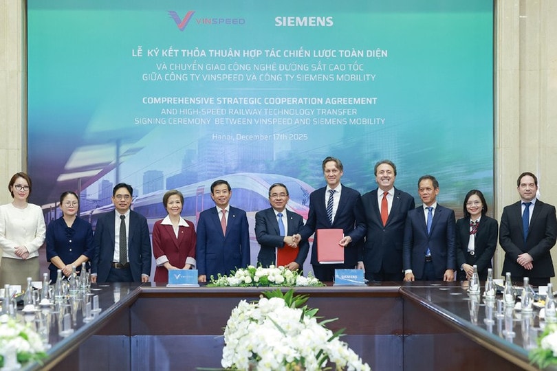 Đại diện lãnh đạo của Siemens Mobility và VinSpeed trao biên bản ghi nhớ hợp tác chiến lược toàn diện và chuyển giao công nghệ đường sắt tốc độ cao.