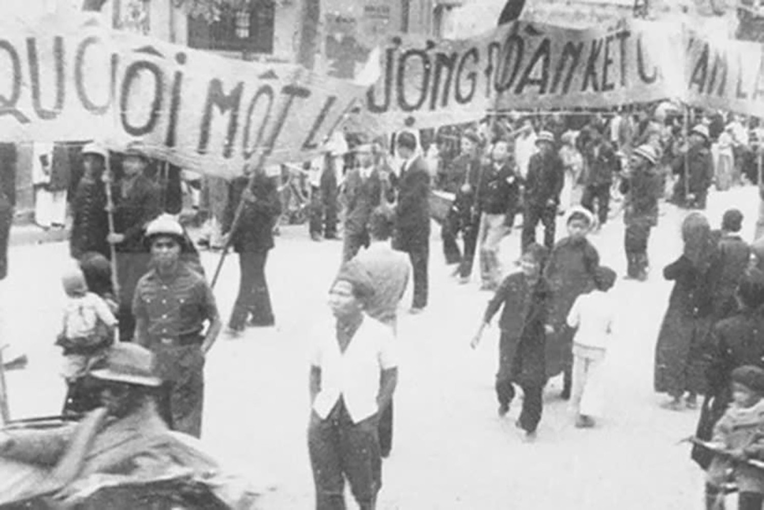 Cách đây 75 năm, ngày 6/1/1946 là ngày đầu tiên người dân Việt Nam được đi bầu cử với tư cách là công dân của một nước độc lập. Trong ảnh: Nhân dân lao động Thủ đô cổ động cho ngày Tổng tuyển cử đầu tiên. Ảnh tư liệu