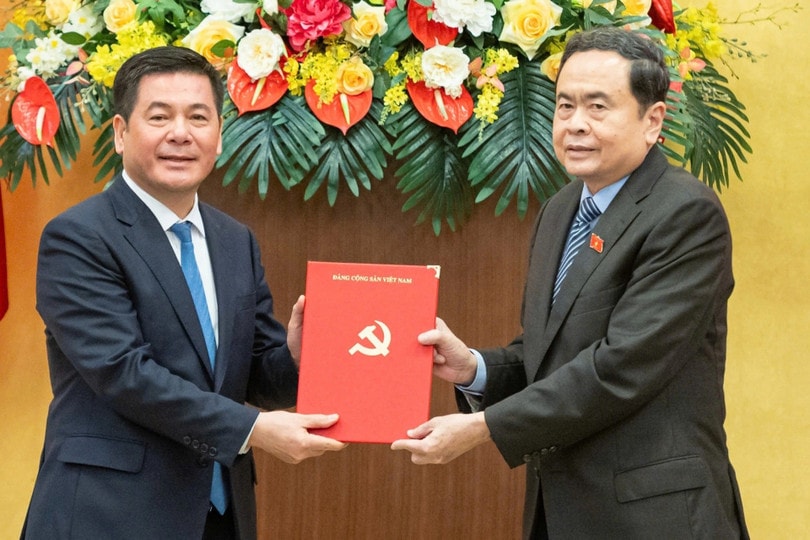 Chủ tịch Quốc hội Trần Thanh Mẫn trao quyết định của Bộ Chính trị cho ông Nguyễn Hồng Diên (Ảnh: Phạm Thắng). ngyuyen-hong-dien-cropped-176631.jpg