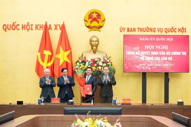 Thủ tướng Phạm Minh Chính, Chủ tịch Quốc hội Trần Thanh Mẫn và Phó Chủ tịch Thường trực Quốc hội Đỗ Văn Chiến tặng hoa chúc mừng ông Nguyễn Hồng Diên (Ảnh: Phạm Thắng). b69d78516a4ae514bc5bjpg-17663126.jpg