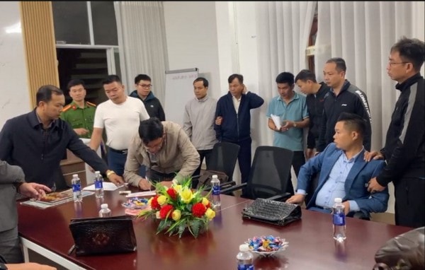 Khám xét nơi làm việc của Nguyễn Việt Phương tại phố Lê Quý Đôn, phường Tân An, tỉnh Đắk Lắk.