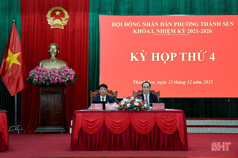 Ông Trần Quang Tuấn, Ủy viên BTV Tỉnh ủy, Bí thư Đảng ủy, Chủ tịch HĐND phường và ông Nguyễn Tiến Cương - Phó Chủ tịch HĐND phường chủ tọa kỳ họp. bqbht_br_img-0196-1.jpg