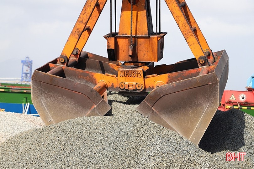 Đá xây dựng là mặt hàng chủ lực được xuất đi tại cảng Vũng Áng. bqbht_br_img-2174.jpg