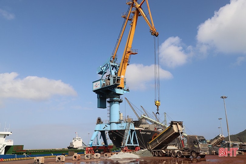 Không khí sôi động tại cảng Vũng Áng những ngày cuối năm. bqbht_br_556.jpg