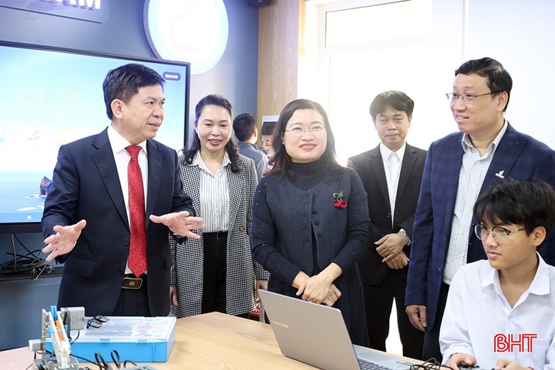 Lãnh đạo tỉnh Hà Tĩnh và Tập đoàn Công nghiệp - Năng lượng quốc gia Việt Nam tham quan phòng học STEM tại Trường THPT Chuyên Hà Tĩnh.