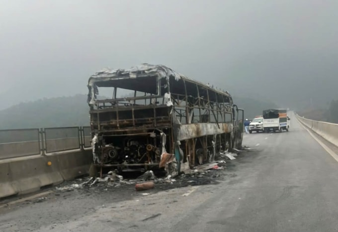 Xe khách trơ khung sau hỏa hoạn. Ảnh: Hùng Lê