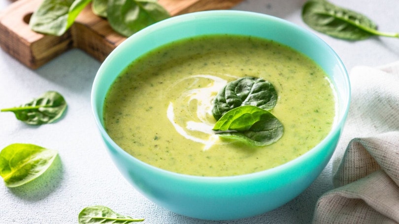 Súp rau bina và ngô phù hợp cho những ngày cần bổ sung năng lượng mà không quá nhiều dầu mỡ.