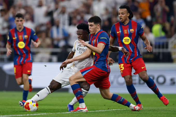 Vinicius trong pha đi bóng khéo léo loại các hậu vệ Barca rồi gỡ hòa 1-1. Ảnh: Real Madrid Vinicius trong pha đi bóng khéo léo loại các hậu vệ Barca rồi gỡ hòa 1-1. Ảnh: Real Madrid
