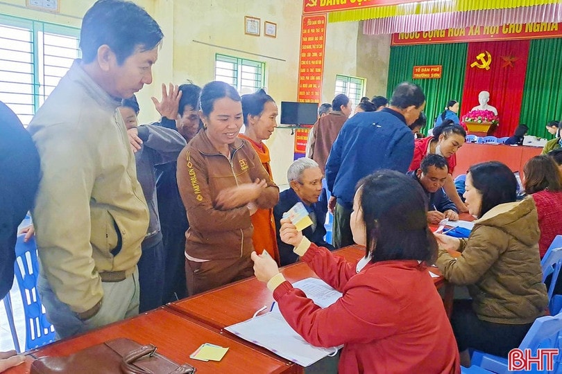 Người dân TDP Trường Sơn - phường Vũng Áng nhận tiền bồi thường, hỗ trợ thu hồi đất phục vụ Dự án Đầu tư xây dựng nhà xưởng cho thuê sản xuất ngành phụ trợ ô tô điện, tháng 11/2025. image.jpg