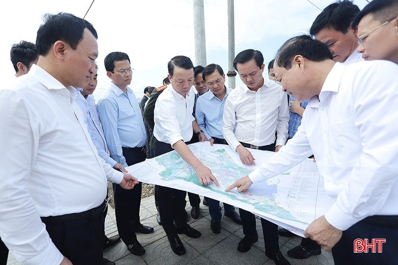 Chủ tịch UBND tỉnh Phan Thiên Định và các đồng chí lãnh đạo tỉnh, sở, ngành kiểm tra khu tái định cư dự kiến bố trí cho người dân 3 TDP ở phường Vũng Áng, tháng 12/2025. bqbht_br_image-1.jpg