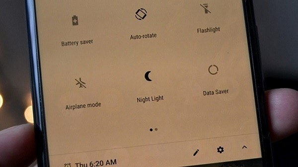 Điện thoại có khả năng tự bật chế độ ban đêm.