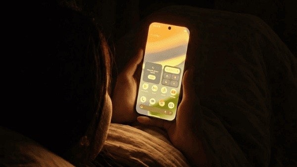 Khi bật chế độ ban đêm, ánh sáng xanh sẽ được giảm.