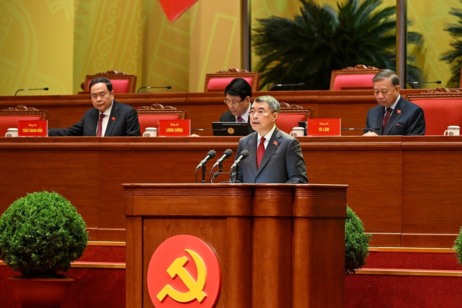 Đồng chí Lê Minh Hưng, Ủy viên Bộ Chính trị, Bí thư Trung ương Đảng, Trưởng ban Tổ chức Trung ương báo cáo tiếp thu ý kiến các đoàn đại biểu góp ý vào quy chế làm việc của Đại hội và toàn văn dự thảo Quy chế làm việc đã tiếp thu ý kiến các đoàn đại biểu.