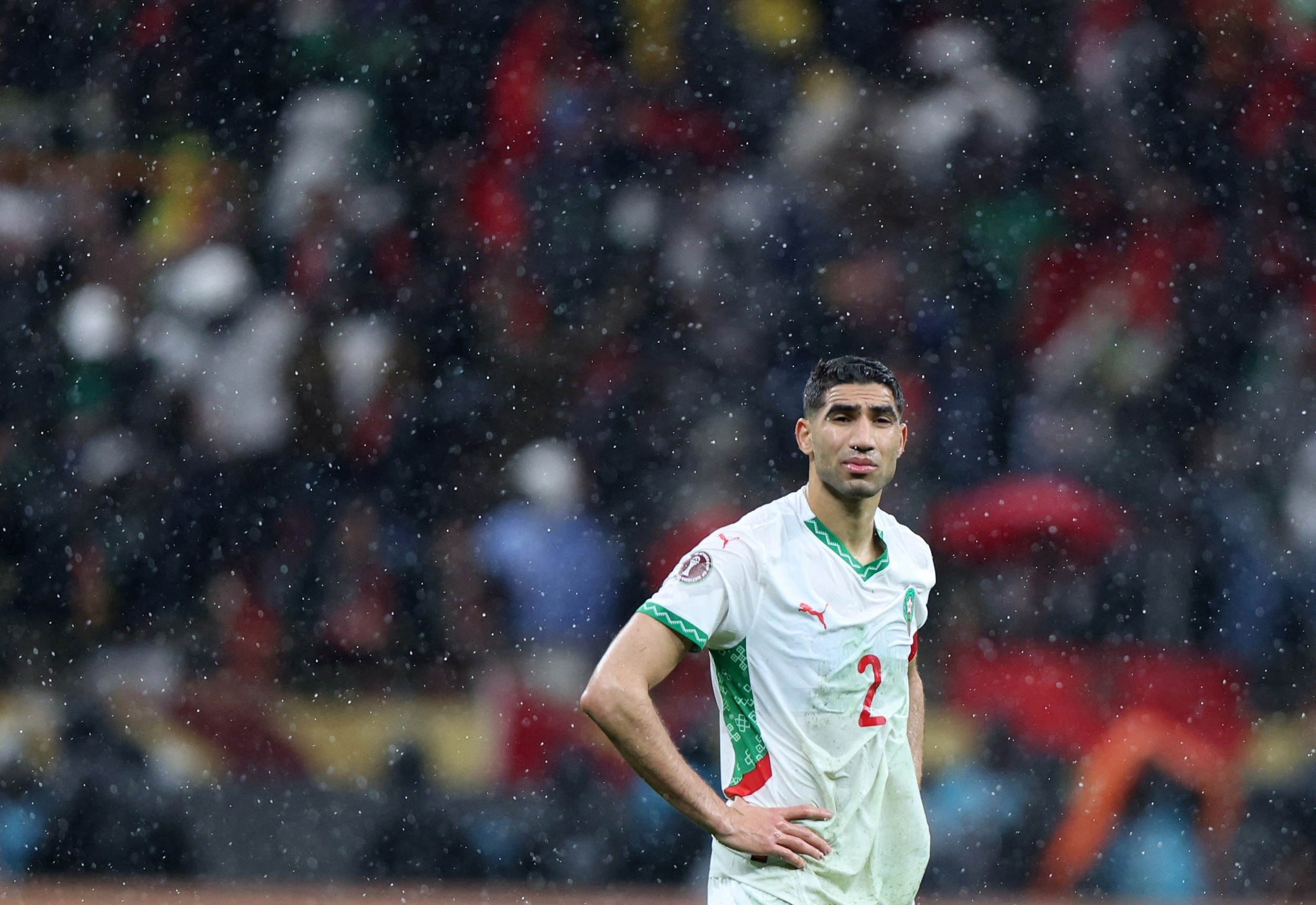 Trong khi đó, đội trưởng Achraf Hakimi cùa Morocco đứng thẫn thờ trên sân. Sự hỗn loạn bao trùm khi trận chung kết bị treo lơ lửng trong bầu không khí căng thẳng chưa từng thấy.