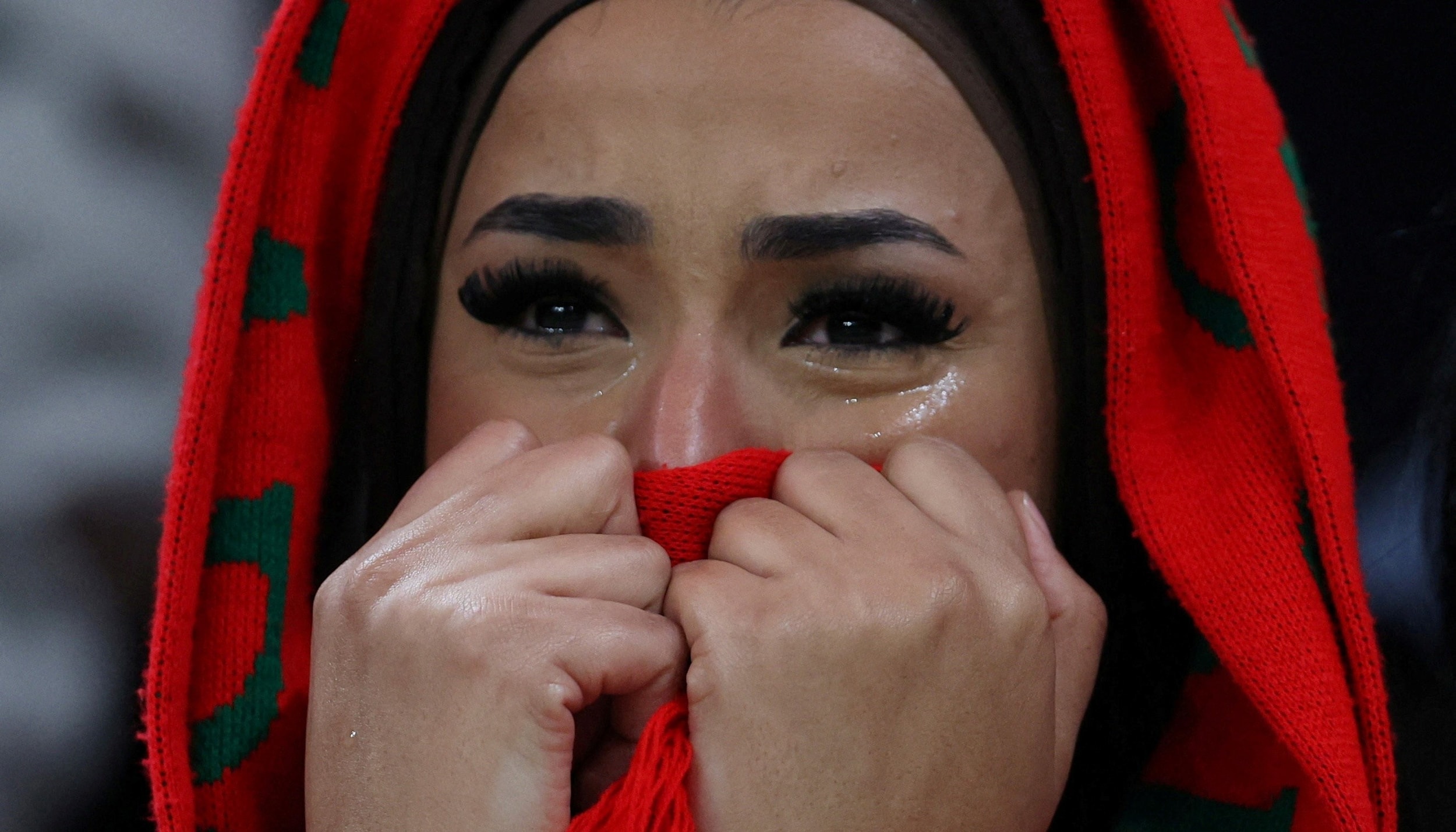 Trong khi đó, CĐV Morocco bật khóc nức nở.