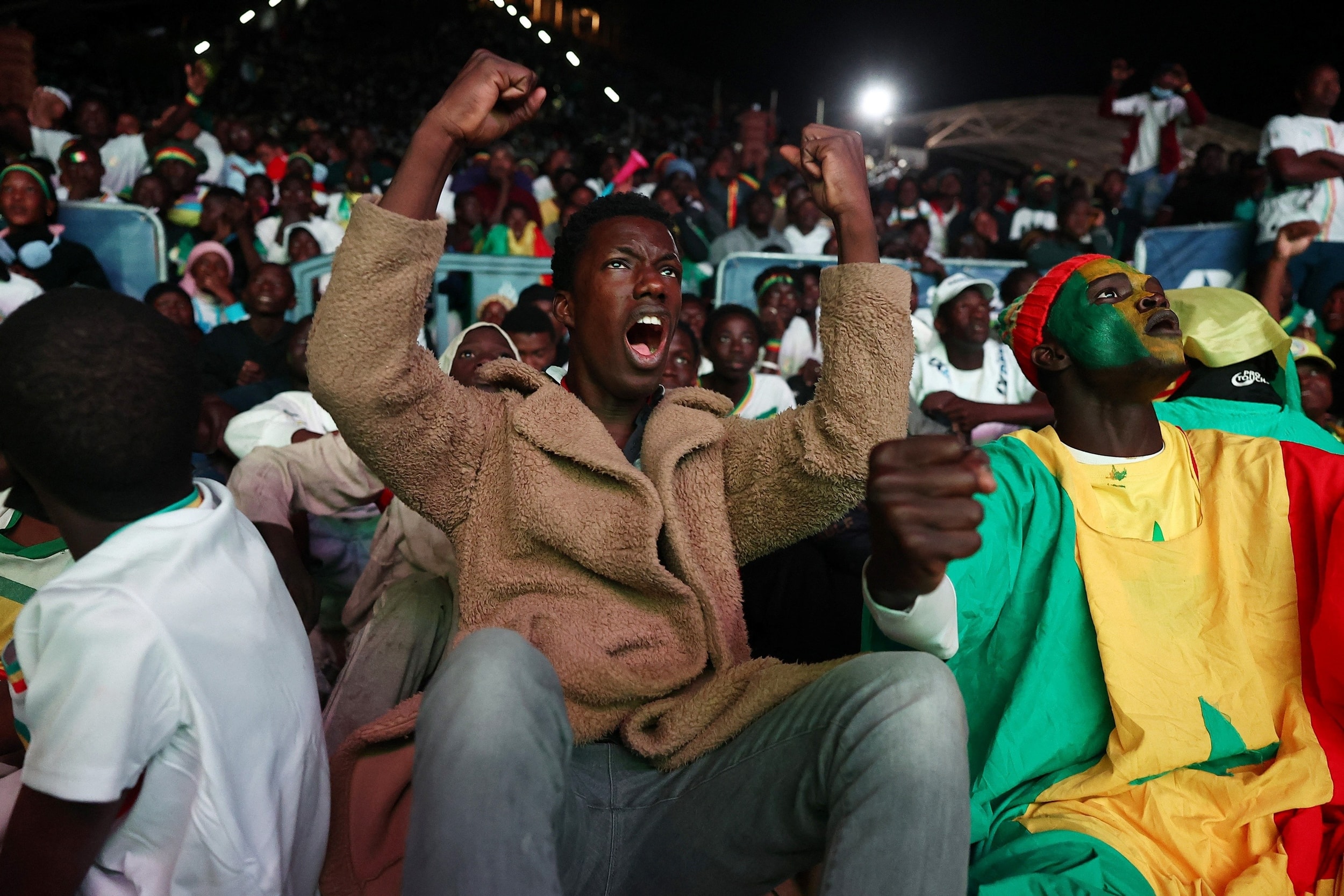 CĐV Senegal ăn mừng cuồng nhiệt, người dân cũng bắt đầu đổ ra đường.