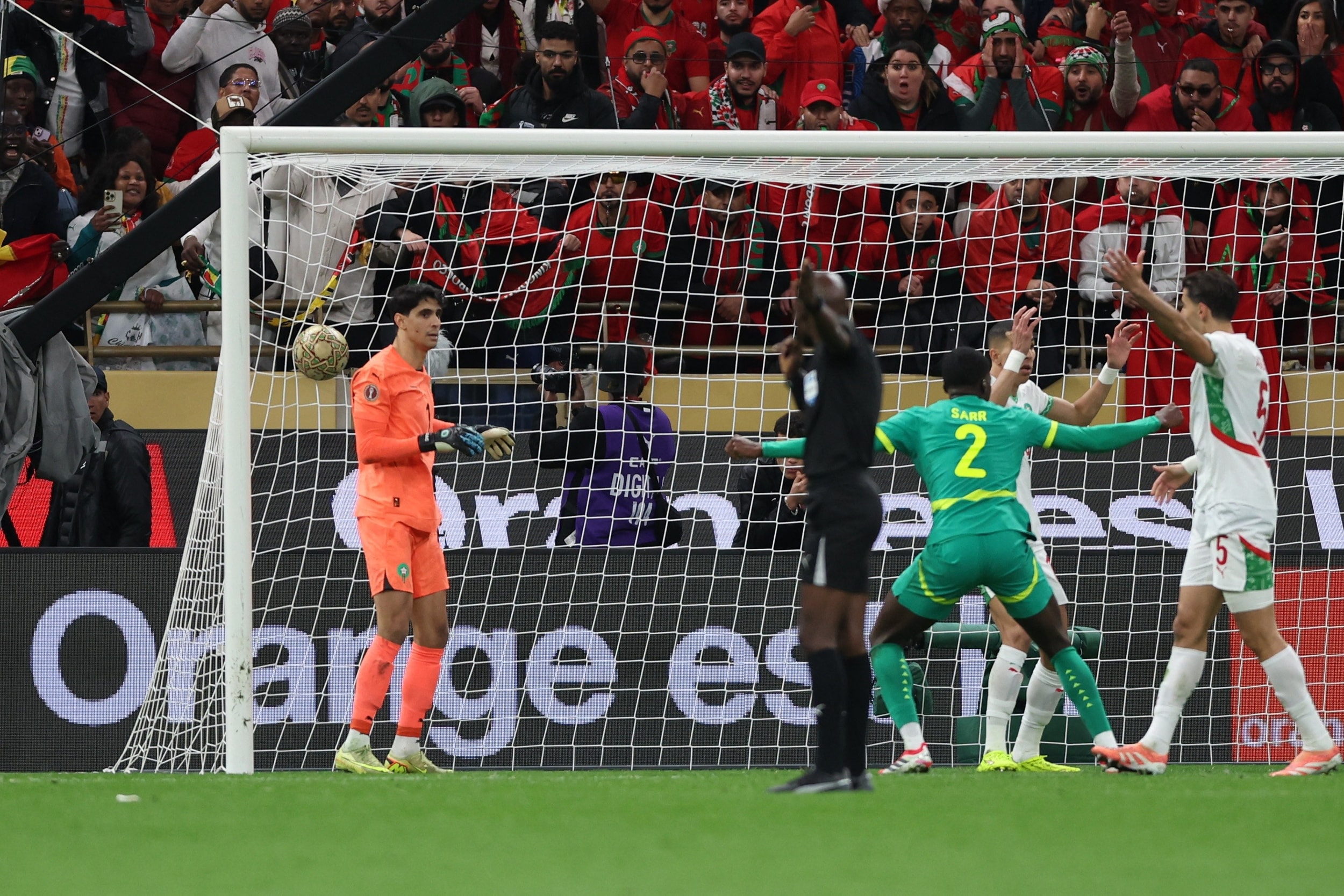 Ở phút bù giờ thứ 3, Abdoulaye Seck đưa được bóng vào lưới Morocco, song bàn thắng của Senegal không được công nhận. Trọng tài Jean-Jacques Gambo Ndala xác định có lỗi trước đó. Quyết định này lập tức thổi bùng tranh cãi trên sân.