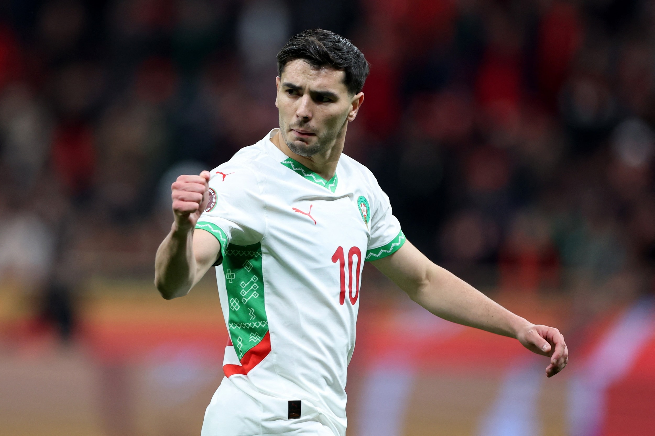 Chưa đầy 5 phút sau, vị vua áo đen tiếp tục trở thành tâm điểm khi chỉ tay vào chấm phạt đền cho Morocco, khiến bầu không khí trên sân trở nên vô cùng hỗn loạn.